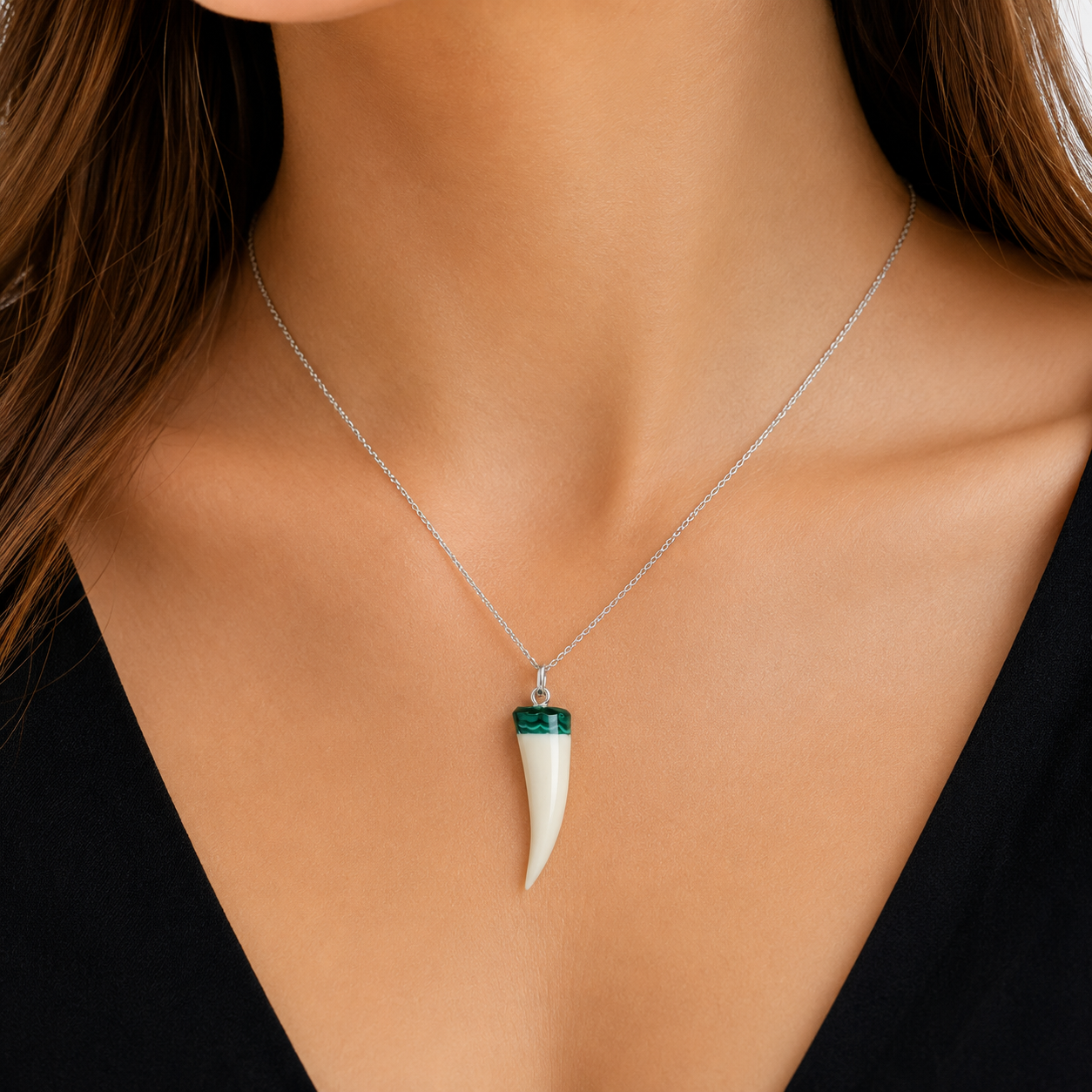 Ciondolo Corno in Avorio Fossile di Mammut e Malachite – Argento 925